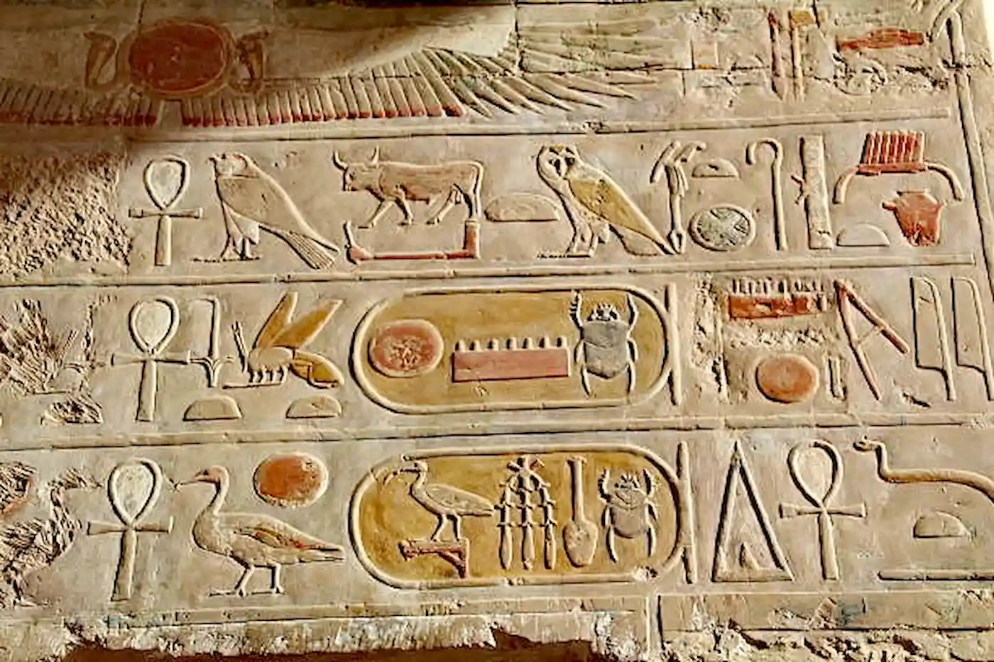 Hiéroglyphes égyptiens : Secrets et Magie des Murs