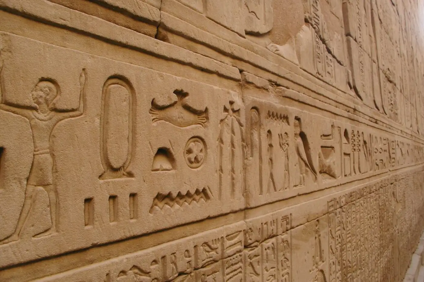 Hiéroglyphes égyptiens : Secrets et Magie des Murs
