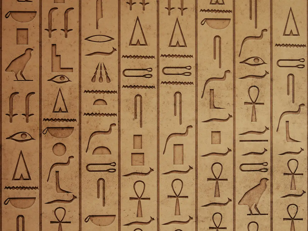 Hiéroglyphes égyptiens : Secrets et Magie des Murs