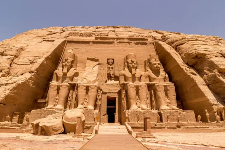Excursion Abou Simbel depuis Assouan en 2 jours : temples de Ramsès II et Néfertari, spectacle son et lumière. Circuit privé avec guide francophone. Billets inclus.