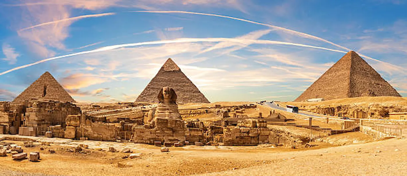 Guide francophone local présentant un itinéraire de voyage egypte sur mesure devant les pyramides