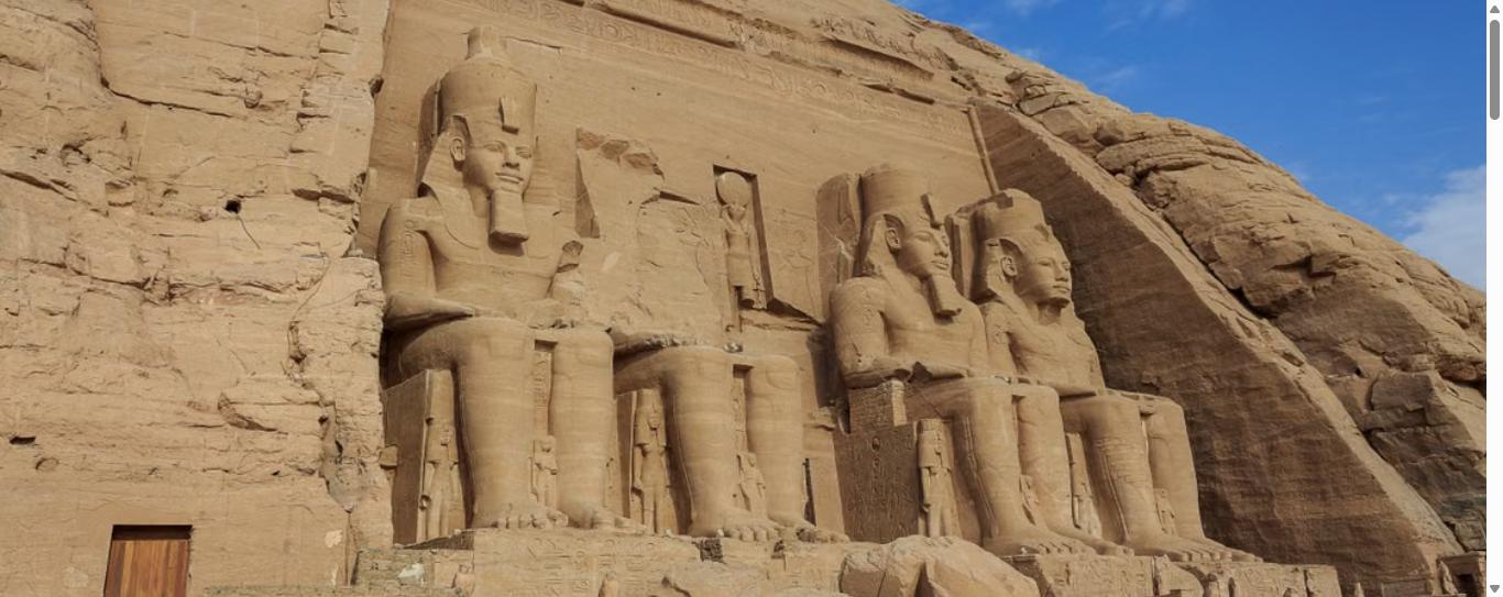Circuit Egypte 15 jours - façade du temple d'Abou Simbel avec les colosses de Ramsès II