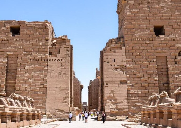 Circuit Egypte 15 jours - avenue des sphinx à tête de bélier au temple de Karnak, Louxor