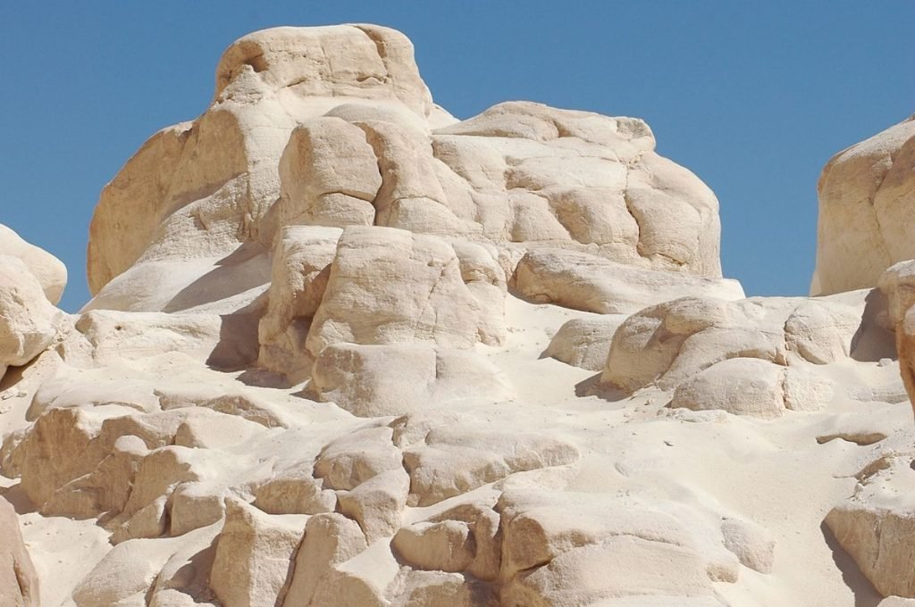 Désert blanc Égypte : sculptures de calcaire blanc sous le ciel du parc national