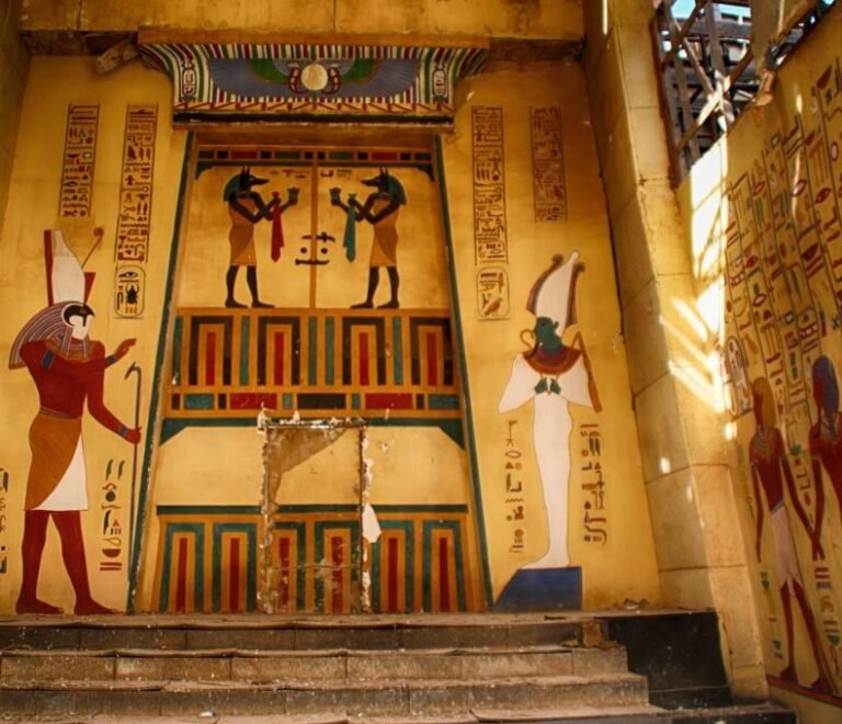 Le dieu égyptien Anubis dans l'art funéraire des tombes de l'Égypte ancienne