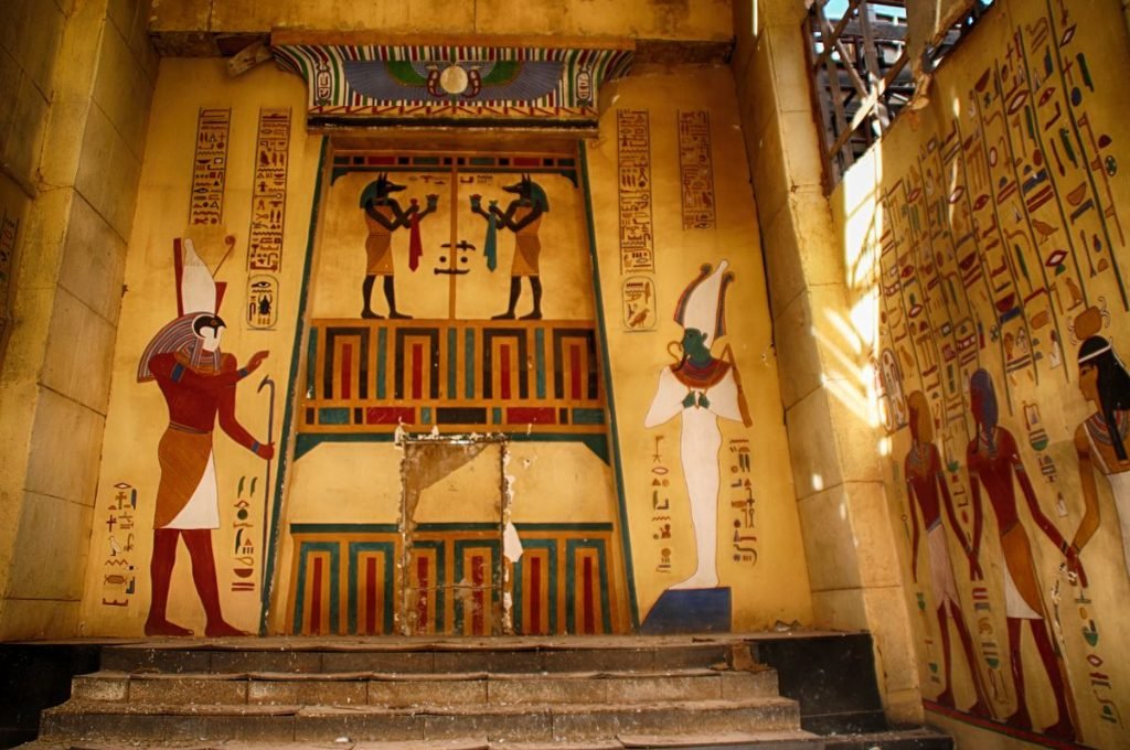 Le dieu égyptien Anubis dans l'art funéraire des tombes de l'Égypte ancienne