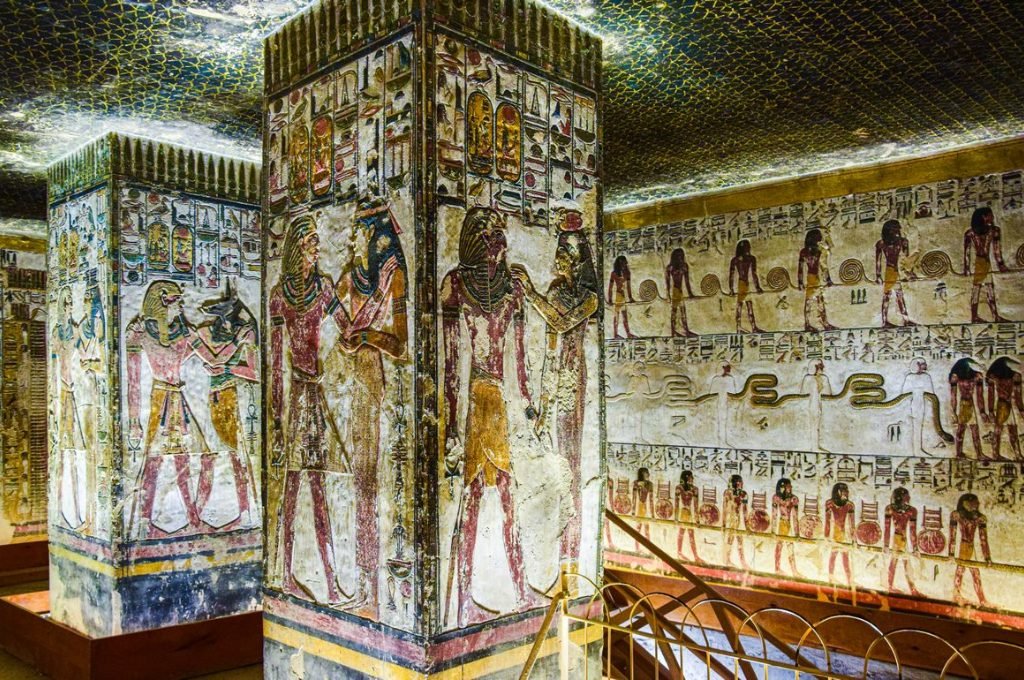 Dieu égyptien Anubis : décors peints d'une tombe de la Vallée des Rois à Louxor