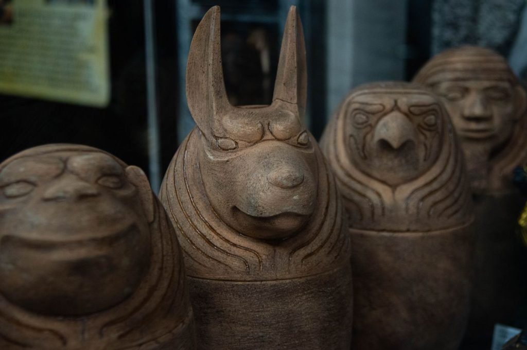 Dieu égyptien Anubis : vases canopes liés au rituel de momification