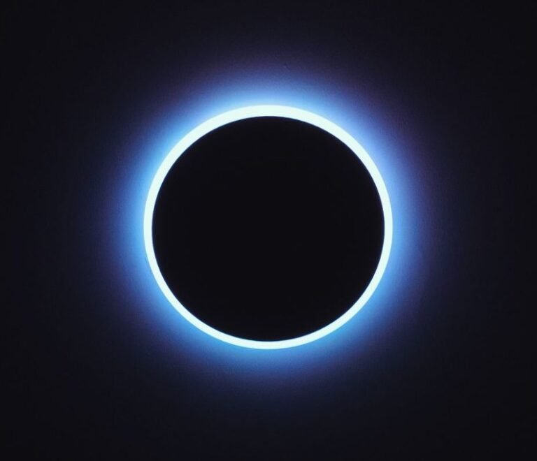 Éclipse solaire totale : la couronne du soleil visible pendant la totalité