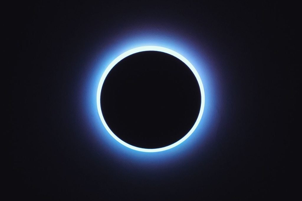 Éclipse solaire totale : la couronne du soleil visible pendant la totalité