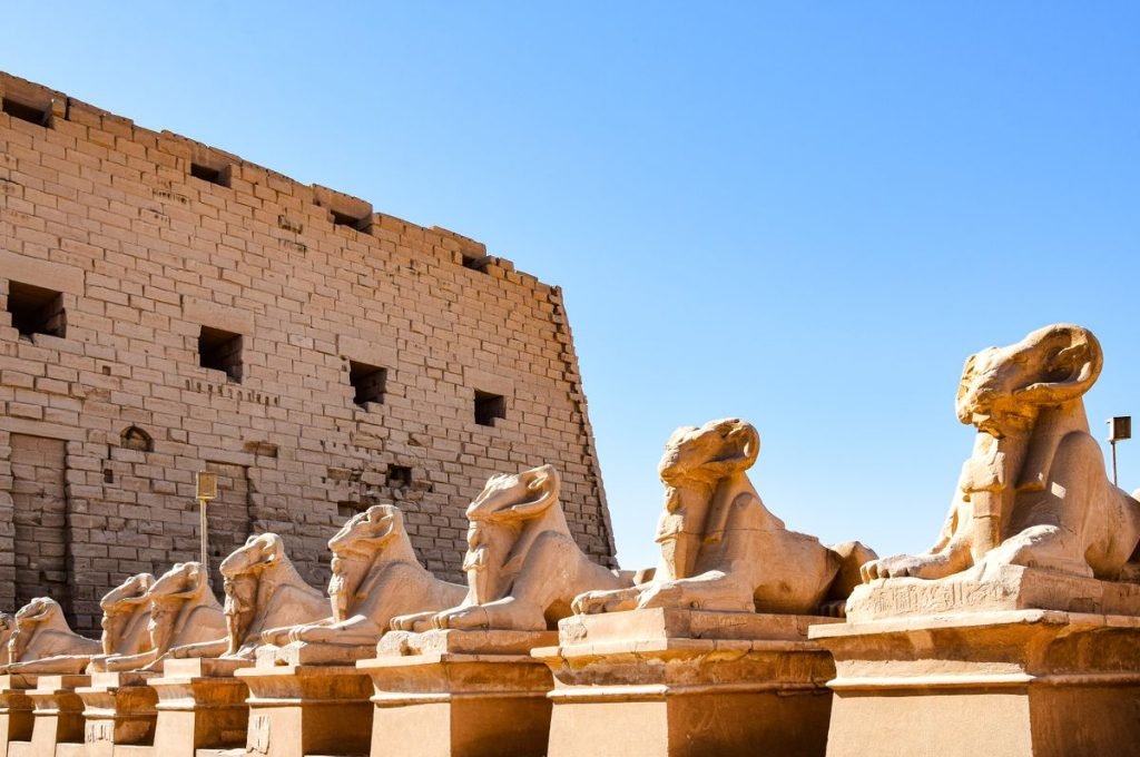 Égypte en décembre : l'allée des sphinx de Karnak, théâtre du solstice d'hiver