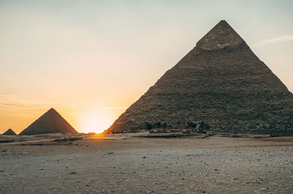 Égypte en décembre : les pyramides de Gizeh dans la lumière douce de l'hiver