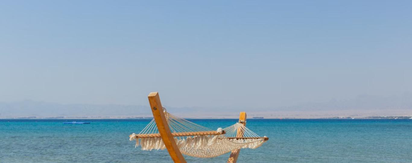 Plage de Safaga sur la mer Rouge Égypte avec hamac face à l'eau turquoise