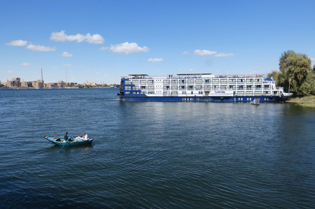 Que faire à Louxor : traverser le Nil en bateau entre la rive est et la rive ouest
