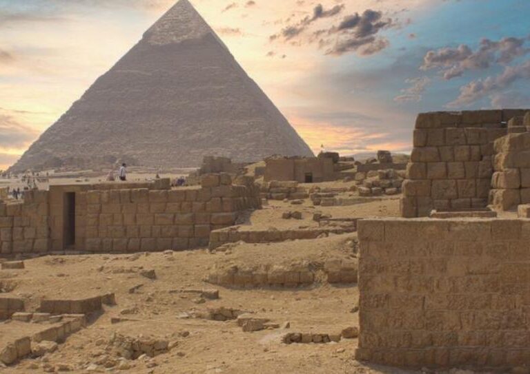 Voyage en Égypte tout compris - vue sur les pyramides de Gizeh au lever du soleil