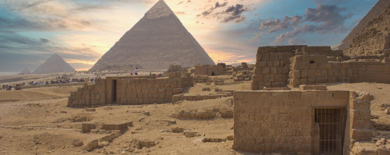 Voyage en Égypte tout compris - vue sur les pyramides de Gizeh au lever du soleil